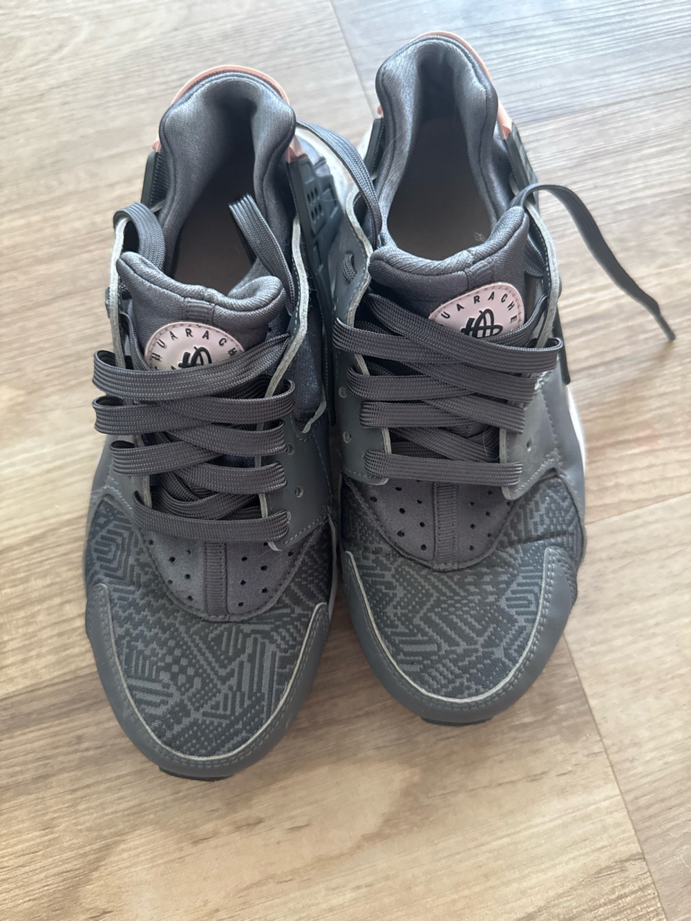 EUC Nike huarache size 6y